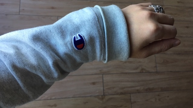 チャンピオン パーカー メンズ のコーデやサイズ感をレビュー ピースブログ