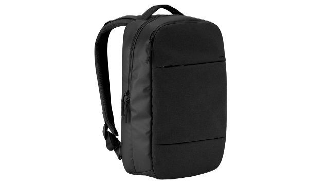 Incase インケース リュック City Collection Compact Backpackをレビュー ピースブログ