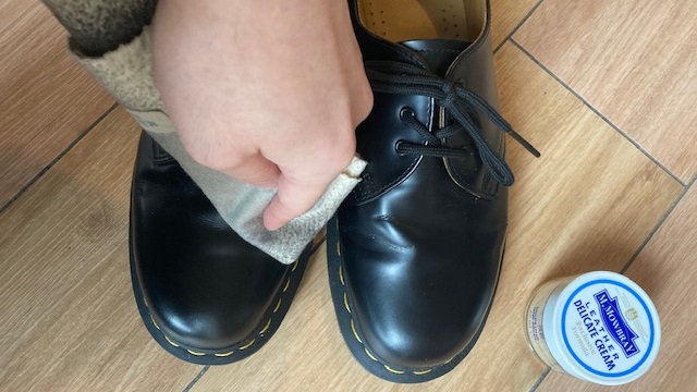ドクターマーチン】3ホール（1461）のサイズ感、おすすめの靴紐やメンズコーデをレビュー｜ピースブログ